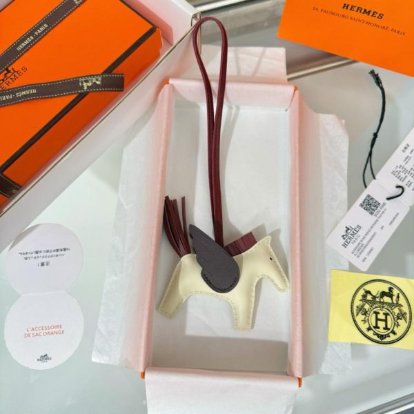 repliche,replica,perfette,siti di,affidabili,migliori siti,dove comprare,1:1,scarpe da ginnastica Nuovo charm/portachiavi Hermès Rodeo Pegase, cucito a mano in pelle di agnello (E9RJEQ).