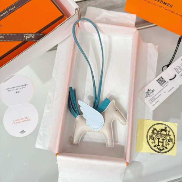 repliche,replica,perfette,siti di,affidabili,migliori siti,dove comprare,1:1,scarpe da ginnastica Nuovo charm/portachiavi Hermès Rodeo Pegase, cucito a mano in pelle di agnello (EE1FZ6).