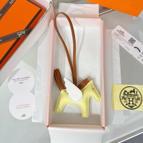 repliche,replica,perfette,siti di,affidabili,migliori siti,dove comprare,1:1,scarpe da ginnastica Nuovo charm/portachiavi Hermès Rodeo Pegase, cucito a mano in pelle di agnello (G2S5IZ).