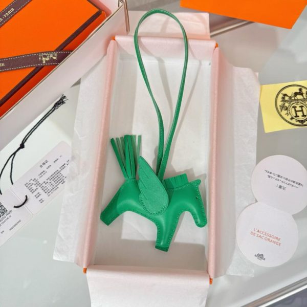 repliche,replica,perfette,siti di,affidabili,migliori siti,dove comprare,1:1,scarpe da ginnastica Nuovo charm/portachiavi Hermès Rodeo Pegase, cucito a mano in pelle di agnello (Z5VMV5).