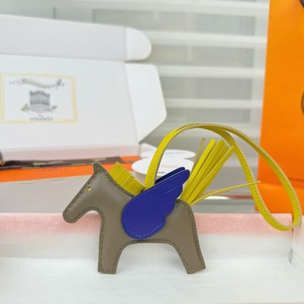 repliche,replica,perfette,siti di,affidabili,migliori siti,dove comprare,1:1,scarpe da ginnastica Nuovo charm/portachiavi Hermès Rodeo Pegase, cucito a mano in pelle di agnello (FV9YUK).