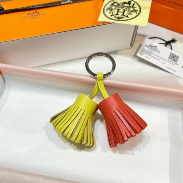 repliche,replica,perfette,siti di,affidabili,migliori siti,dove comprare,1:1,scarpe da ginnastica Nuovo arrivo: portachiavi Hermès Carmen uno dos kering con nappe e gonna in erba, realizzato a mano in pelle di agnello importata (DSHKS6)