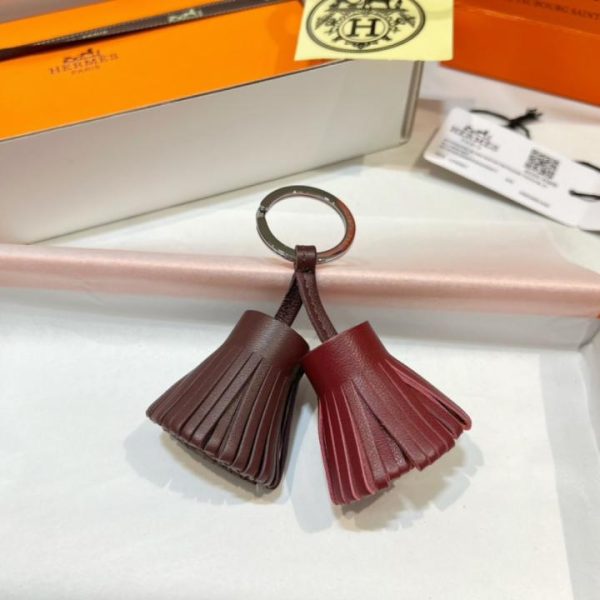 repliche,replica,perfette,siti di,affidabili,migliori siti,dove comprare,1:1,scarpe da ginnastica Nuovo arrivo: portachiavi Hermès Carmen uno dos kering con nappe e gonna in erba, realizzato a mano in pelle di agnello importata (83G6A6)