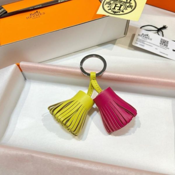 repliche,replica,perfette,siti di,affidabili,migliori siti,dove comprare,1:1,scarpe da ginnastica Nuovo arrivo: portachiavi Hermès Carmen uno dos kering con nappe e gonna in erba, realizzato a mano in pelle di agnello importata (UIV59K)