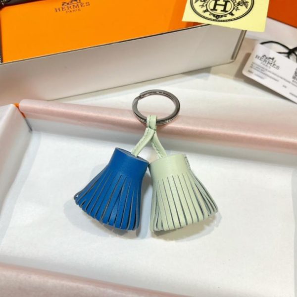repliche,replica,perfette,siti di,affidabili,migliori siti,dove comprare,1:1,scarpe da ginnastica Nuovo arrivo: portachiavi Hermès Carmen uno dos kering con nappe e gonna in erba, realizzato a mano in pelle di agnello importata (XSEIZ3)