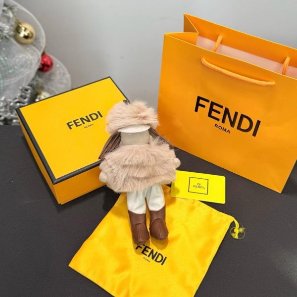 repliche,replica,perfette,siti di,affidabili,migliori siti,dove comprare,1:1,scarpe da ginnastica Nuovo portachiavi/ciondolo per borsetta Fendi Silvia di alta qualità, con la scritta “Best Friends Forever” (HN7FAK)