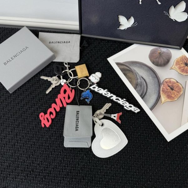 repliche,replica,perfette,siti di,affidabili,migliori siti,dove comprare,1:1,scarpe da ginnastica Nuovo arrivo: portachiavi/ciondolo Balenciaga Rodeo a forma di cuore con specchio (657ZNH) – Superficie a specchio con pellicola protettiva, fornito con una piccola scatola.