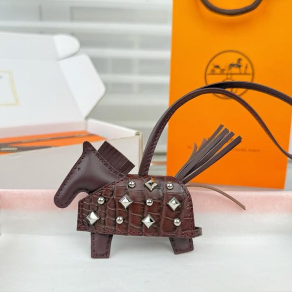 repliche,replica,perfette,siti di,affidabili,migliori siti,dove comprare,1:1,scarpe da ginnastica Nuova versione top di gamma, nuovo stile, pregiata pelle di coccodrillo, design con borchie a forma di pony, hardware interamente in acciaio, charm/portachiavi per borsa HERMES Rodeo Robeo Coeur con ciondolo a forma di pony, cucito a mano (5EK54Y).