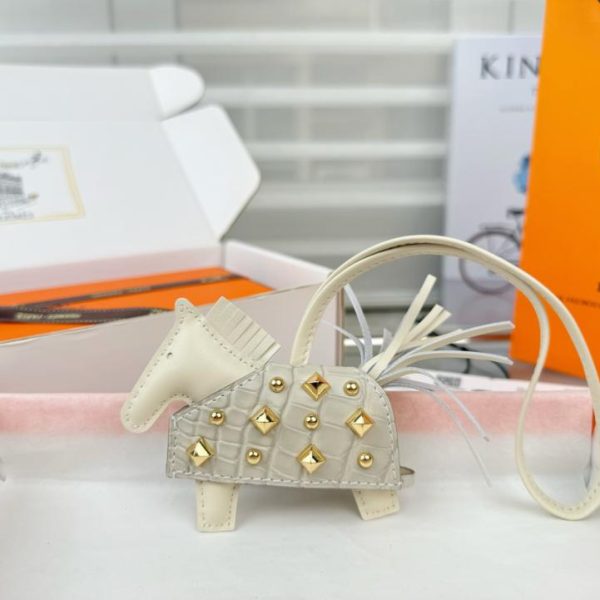 repliche,replica,perfette,siti di,affidabili,migliori siti,dove comprare,1:1,scarpe da ginnastica Nuova versione top di gamma, nuovo stile, pregiata pelle di coccodrillo, design con borchie a forma di pony, hardware interamente in acciaio, charm/portachiavi per borsa HERMES Rodeo Robeo Coeur a forma di pony, cucito a mano (6T886V).