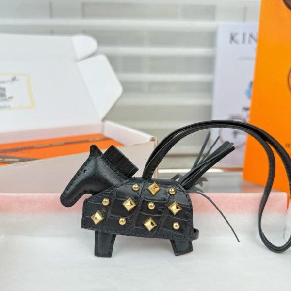 repliche,replica,perfette,siti di,affidabili,migliori siti,dove comprare,1:1,scarpe da ginnastica Nuova versione top di gamma, nuovo stile, pregiata pelle di coccodrillo, design con borchie a forma di pony, hardware interamente in acciaio, charm/portachiavi HERMES Rodeo Robeo Coeur per borsa, cucito a mano (AEQM30)