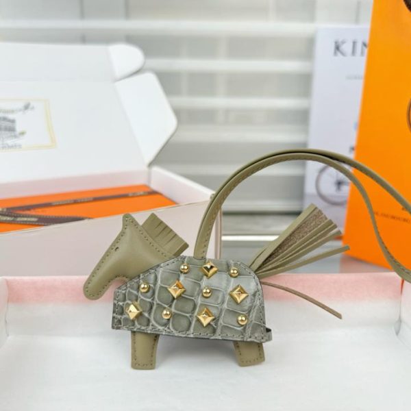 repliche,replica,perfette,siti di,affidabili,migliori siti,dove comprare,1:1,scarpe da ginnastica Nuovo arrivo di alta gamma, in pregiata pelle di coccodrillo, con design a pony borchiato e finiture in acciaio, charm/portachiavi per borsa HERMES Rodeo Robeo Coeur, cucito a mano (JNWV9Y).