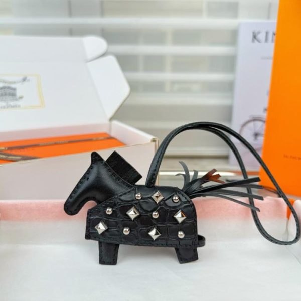 repliche,replica,perfette,siti di,affidabili,migliori siti,dove comprare,1:1,scarpe da ginnastica Nuova versione top di gamma, nuovo stile, pregiata pelle di coccodrillo, design con borchie a forma di pony, hardware interamente in acciaio, charm/portachiavi per borsa HERMES Rodeo Robeo Coeur con pony, cucito a mano (MLU26X)