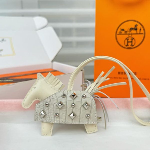 repliche,replica,perfette,siti di,affidabili,migliori siti,dove comprare,1:1,scarpe da ginnastica Nuova versione top di gamma, nuovo stile, pregiata pelle di coccodrillo, design con borchie a forma di pony, hardware interamente in acciaio, charm/portachiavi per borsa HERMES Rodeo Robeo Coeur a forma di pony, cucito a mano (T4VOUM).