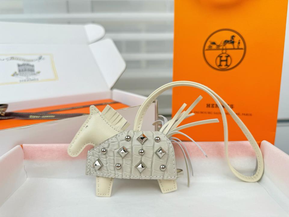 repliche,replica,perfette,siti di,affidabili,migliori siti,dove comprare,1:1,scarpe da ginnastica Nuova versione top di gamma, nuovo stile, pregiata pelle di coccodrillo, design con borchie a forma di pony, hardware interamente in acciaio, charm/portachiavi per borsa HERMES Rodeo Robeo Coeur a forma di pony, cucito a mano (T4VOUM). repliche,replica,perfette,siti di,affidabili,migliori siti,dove comprare,1:1,scarpe da ginnastica Nuova versione top di gamma, nuovo stile, pregiata pelle di coccodrillo, design con borchie a forma di pony, hardware interamente in acciaio, charm/portachiavi per borsa HERMES Rodeo Robeo Coeur a forma di pony, cucito a mano (T4VOUM).