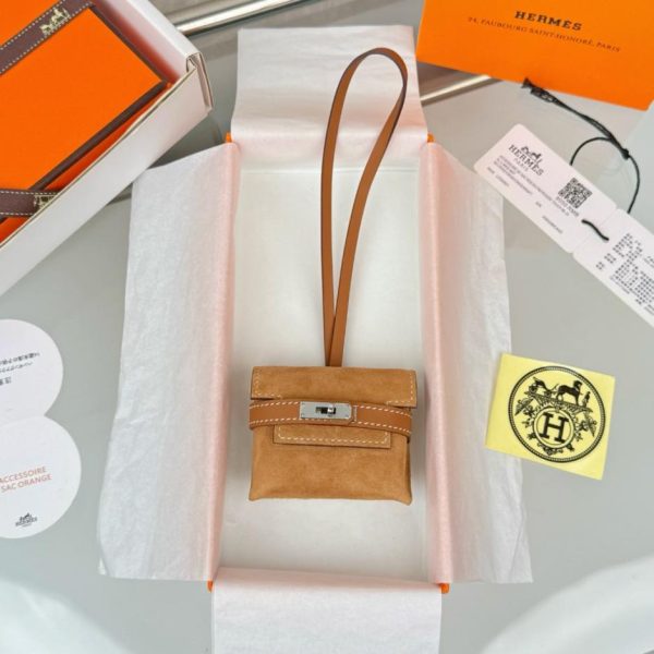 repliche,replica,perfette,siti di,affidabili,migliori siti,dove comprare,1:1,scarpe da ginnastica Nuovo charm per auricolari Kelly in pelle scamosciata di Hermes, ciondolo HERMES Kellfestival, cucito a mano (DB9R3G)