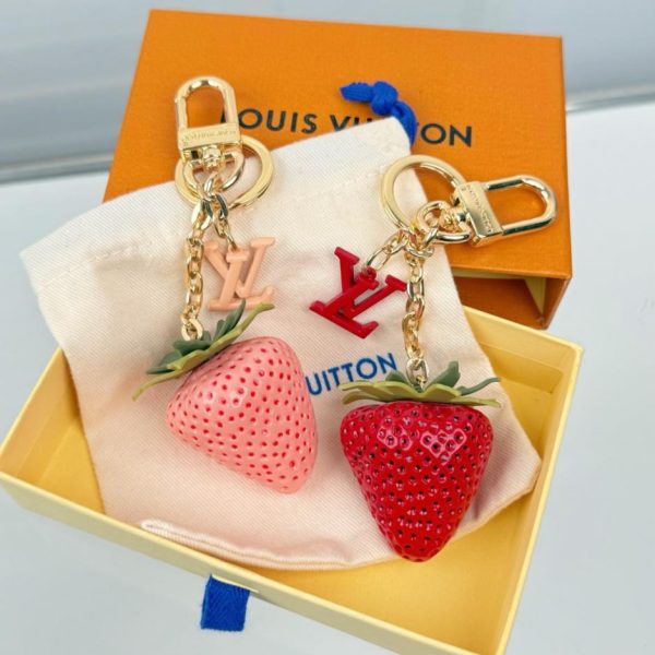repliche,replica,perfette,siti di,affidabili,migliori siti,dove comprare,1:1,scarpe da ginnastica Portachiavi LV Fragola – Un divertente accessorio a tema frutta della collezione Primavera/Estate LV Fruits (275 BRB)
