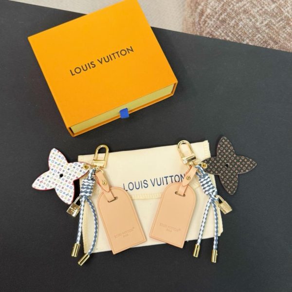 repliche,replica,perfette,siti di,affidabili,migliori siti,dove comprare,1:1,scarpe da ginnastica Nuovo arrivo M02958 Portachiavi in ​​pelle con targhetta per bagaglio Louis Vuitton Lock and Bloom, accessorio per borse impilabili (SXC141)