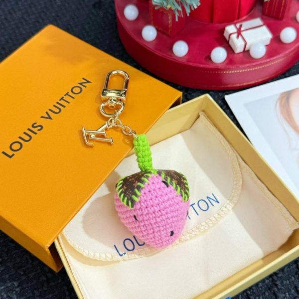 repliche,replica,perfette,siti di,affidabili,migliori siti,dove comprare,1:1,scarpe da ginnastica Nuovo prodotto M02583 LOUIS Vuitton Portachiavi all’uncinetto BERRYLICIOUS con motivo a fragola intrecciata (7UY13Q)