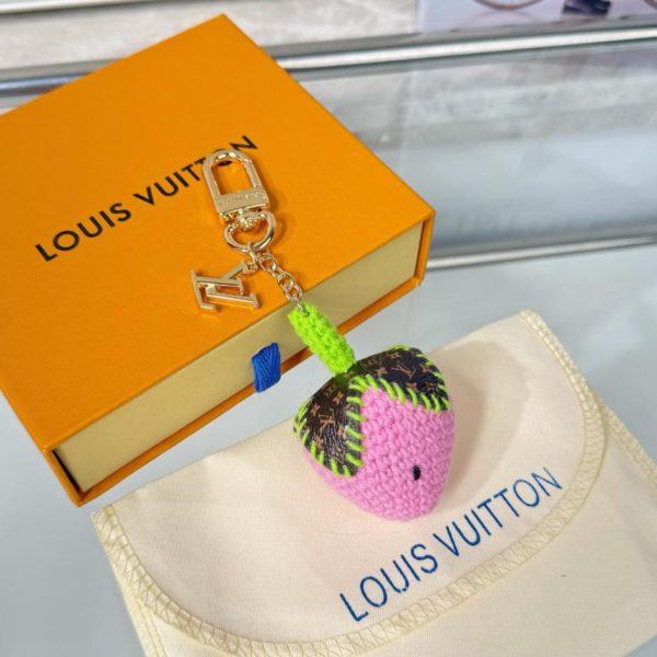repliche,replica,perfette,siti di,affidabili,migliori siti,dove comprare,1:1,scarpe da ginnastica Nuovo arrivo M02583 LOUIS Vuitton Portachiavi all’uncinetto BERRYLICIOUS con ciondolo a forma di fragola intrecciata (AZVKJL)