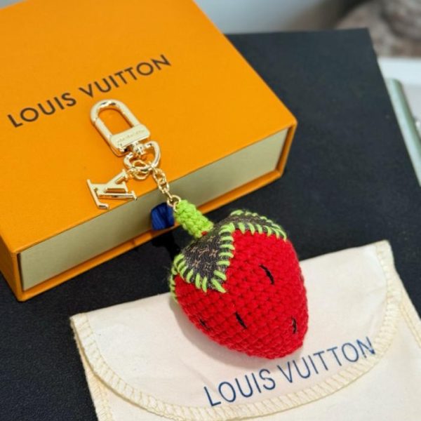 repliche,replica,perfette,siti di,affidabili,migliori siti,dove comprare,1:1,scarpe da ginnastica Nuovo prodotto M02583 LOUIS Vuitton Portachiavi all’uncinetto BERRYLICIOUS con motivo a fragola intrecciata (CV7EWR)