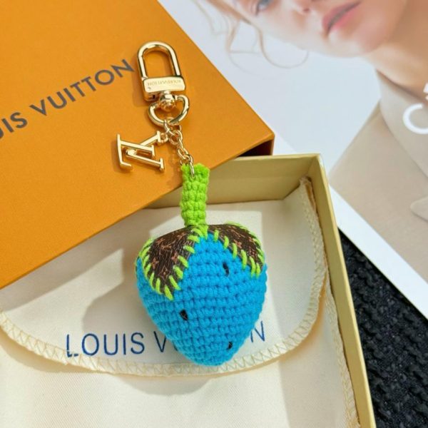 repliche,replica,perfette,siti di,affidabili,migliori siti,dove comprare,1:1,scarpe da ginnastica Nuovo arrivo M02583 LOUIS Vuitton Portachiavi all’uncinetto BERRYLICIOUS con ciondolo a forma di fragola intrecciata (ENT4BC)