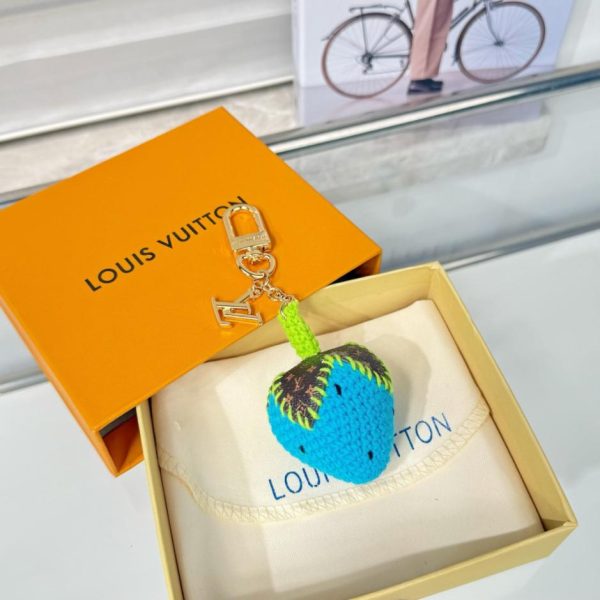 repliche,replica,perfette,siti di,affidabili,migliori siti,dove comprare,1:1,scarpe da ginnastica Nuovo arrivo M02583 LOUIS Vuitton Portachiavi all’uncinetto BERRYLICIOUS con ciondolo a forma di fragola intrecciata (R5WTGF)