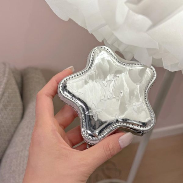 repliche,replica,perfette,siti di,affidabili,migliori siti,dove comprare,1:1,scarpe da ginnastica Nuovo portamonete/accessorio per borsa Louis Vuitton LOUIS BEAR Stella/Pentagramma (U8KGD4)