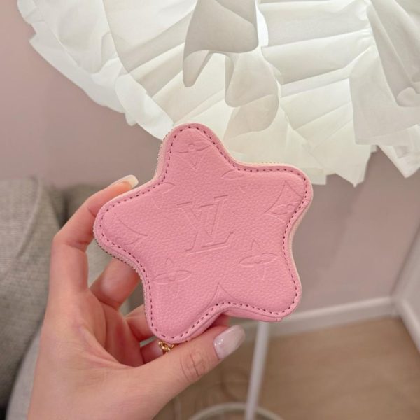 repliche,replica,perfette,siti di,affidabili,migliori siti,dove comprare,1:1,scarpe da ginnastica Nuovo portamonete/accessorio per borsa Louis Vuitton LOUIS BEAR Stella/Pentagramma (UST8LF)