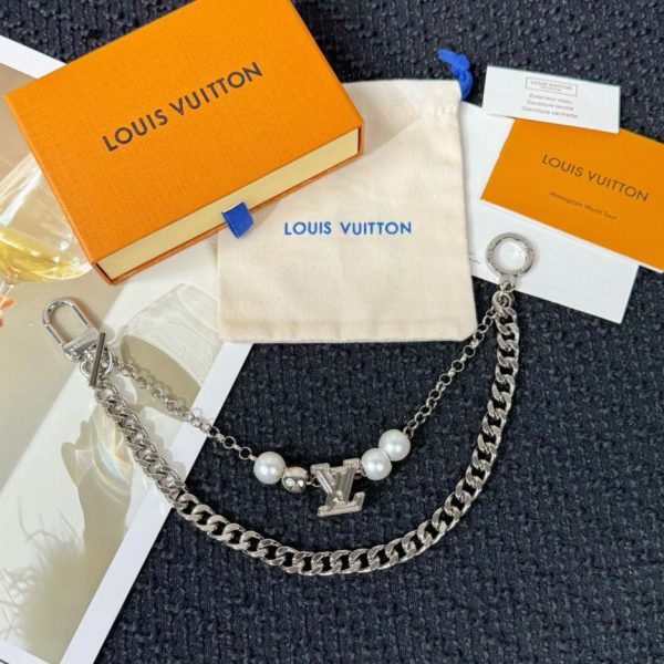 repliche,replica,perfette,siti di,affidabili,migliori siti,dove comprare,1:1,scarpe da ginnastica Nuovo ciondolo per borsa con catena spessa e perla grande con logo LV (2XIKHL)