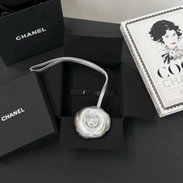 repliche,replica,perfette,siti di,affidabili,migliori siti,dove comprare,1:1,scarpe da ginnastica Nuovo charm per borsa Chanel Camellia in morbida e resistente pelle di agnello (7395V5)