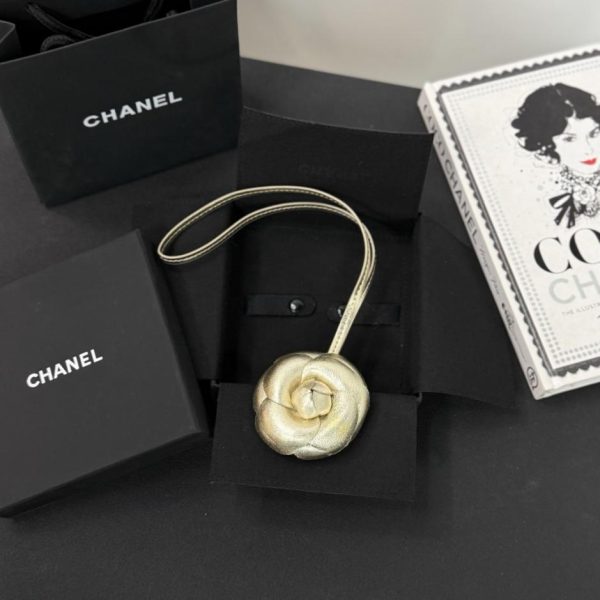 repliche,replica,perfette,siti di,affidabili,migliori siti,dove comprare,1:1,scarpe da ginnastica Nuovo charm per borsa Chanel Camellia in morbida e resistente pelle di agnello (DC53ZO)