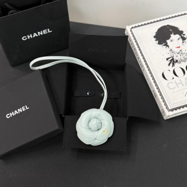 repliche,replica,perfette,siti di,affidabili,migliori siti,dove comprare,1:1,scarpe da ginnastica Nuovo charm per borsa Chanel Camellia in morbida e resistente pelle di agnello (E3OM56)