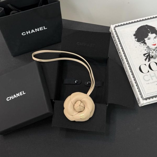 repliche,replica,perfette,siti di,affidabili,migliori siti,dove comprare,1:1,scarpe da ginnastica Nuovo charm per borsa Chanel a forma di camelia in morbida e resistente pelle di agnello (WW8F1E)