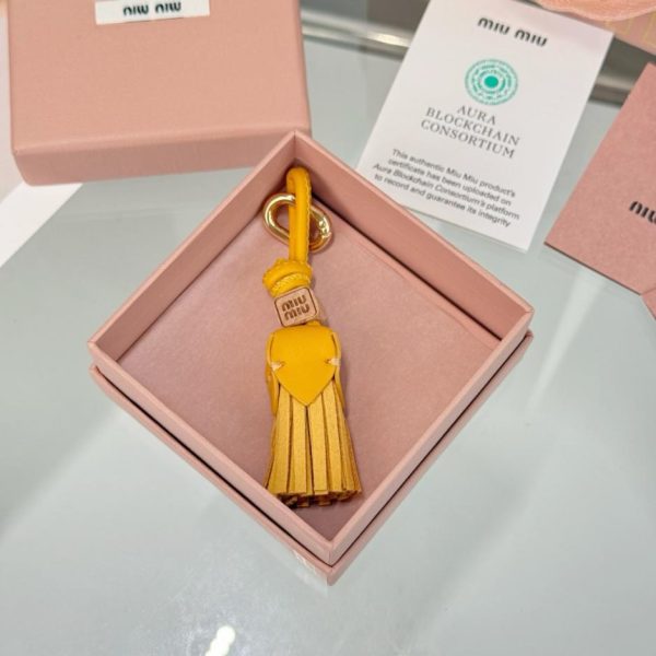 repliche,replica,perfette,siti di,affidabili,migliori siti,dove comprare,1:1,scarpe da ginnastica Nuovi accessori per scarpe con nappine medie MIUMIU (71XNEA)