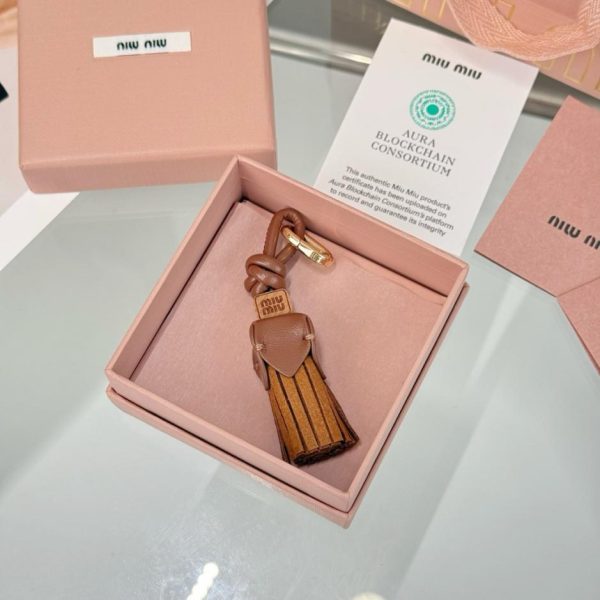 repliche,replica,perfette,siti di,affidabili,migliori siti,dove comprare,1:1,scarpe da ginnastica Nuovo accessorio per scarpe con nappina media MIUMIU (CBXC5R)