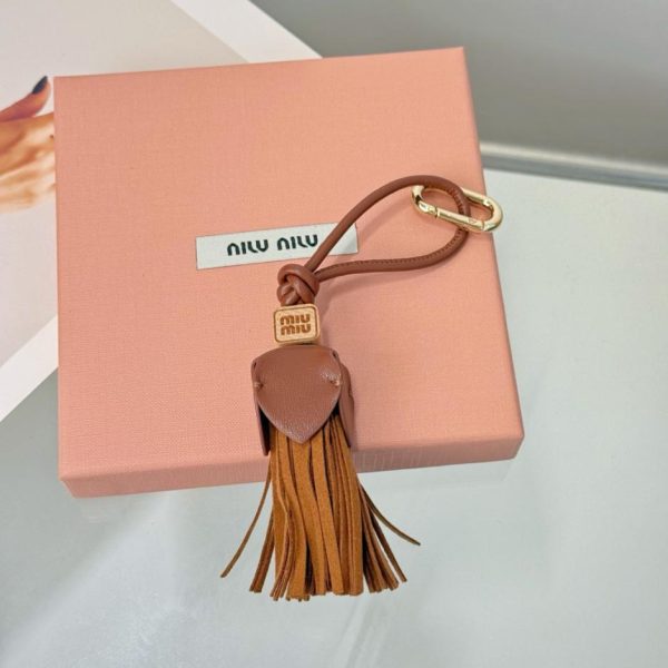 repliche,replica,perfette,siti di,affidabili,migliori siti,dove comprare,1:1,scarpe da ginnastica Nuovi accessori per scarpe con nappe grandi MIUMIU (GU8OYZ)