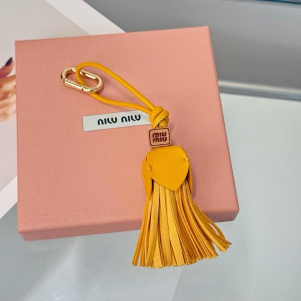 repliche,replica,perfette,siti di,affidabili,migliori siti,dove comprare,1:1,scarpe da ginnastica Nuovi accessori per scarpe con nappe grandi MIUMIU (Q9MGYF)