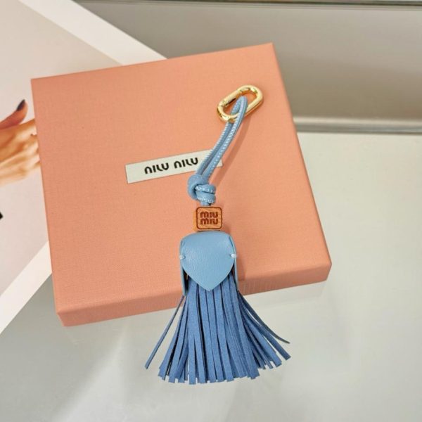 repliche,replica,perfette,siti di,affidabili,migliori siti,dove comprare,1:1,scarpe da ginnastica Nuovi accessori per scarpe con nappe grandi MIUMIU (WX24DN)