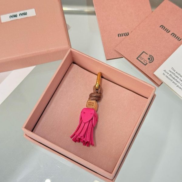 repliche,replica,perfette,siti di,affidabili,migliori siti,dove comprare,1:1,scarpe da ginnastica Nuovo accessorio per scarpe MIUMIU con mini nappina (EM2QC6)