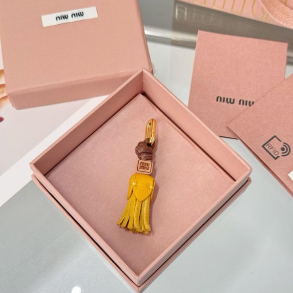 repliche,replica,perfette,siti di,affidabili,migliori siti,dove comprare,1:1,scarpe da ginnastica Nuovo accessorio per scarpe MIUMIU con mini nappina (YF111S)