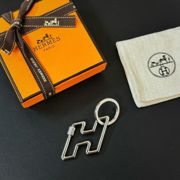 repliche,replica,perfette,siti di,affidabili,migliori siti,dove comprare,1:1,scarpe da ginnastica Nuovo portachiavi HERMES Too Speed ​​con lettera H per auto (4LFXLY)