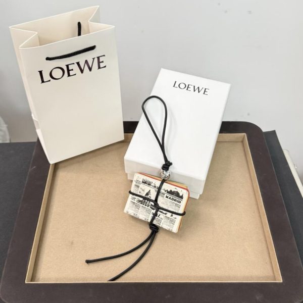 Nuovo ciondolo Loewe in pelle di vitello con motivo a giornale, cinturino in pelle di vitello e dadi Pebble (3KWMRK).