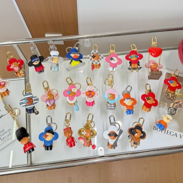 Portachiavi e charm per borse Louis Vuitton Vivienne, 24 modelli disponibili. Cerchia se ti piacciono! ⭕️ (F9DNFR)