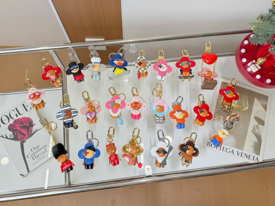 repliche,replica,perfette,siti di,affidabili,migliori siti,dove comprare,1:1,scarpe da ginnastica Portachiavi e charm per borse Louis Vuitton Vivienne, 24 modelli disponibili. Cerchia se ti piacciono! ⭕️ (F9DNFR)
