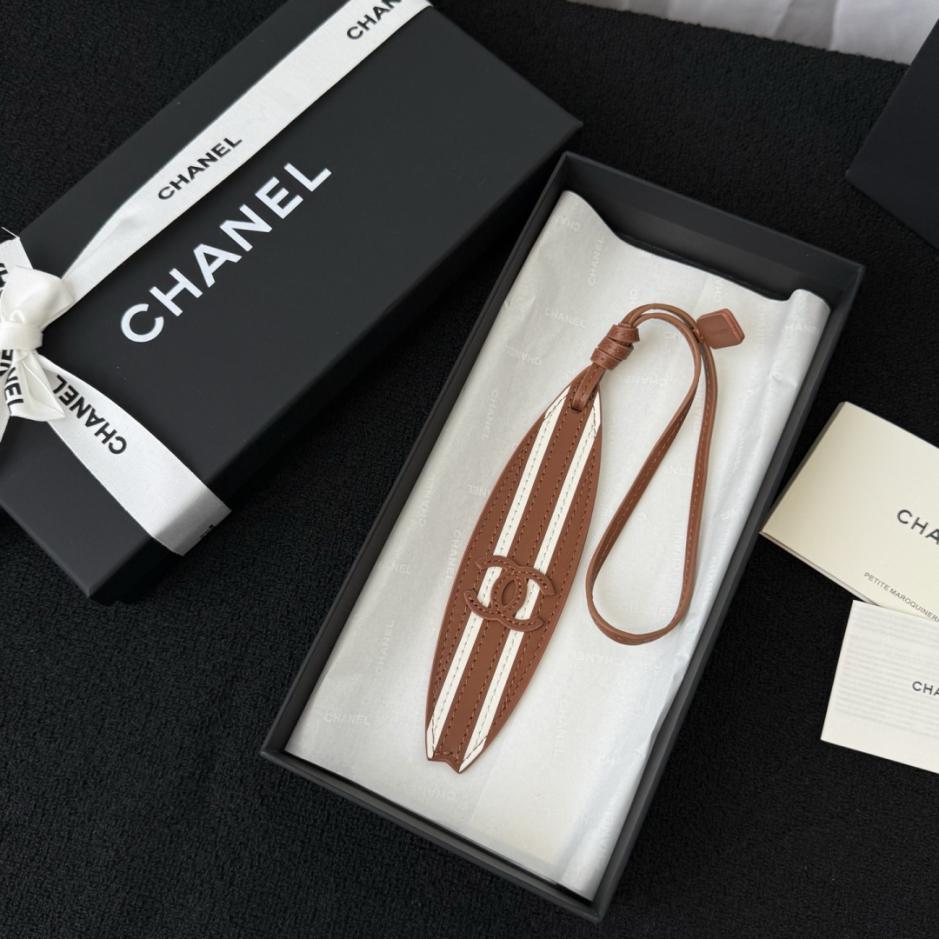 repliche,replica,perfette,siti di,affidabili,migliori siti,dove comprare,1:1,scarpe da ginnastica Charm Chanel in pelle a forma di tavola da surf con classico logo a doppia C (105NQ3)