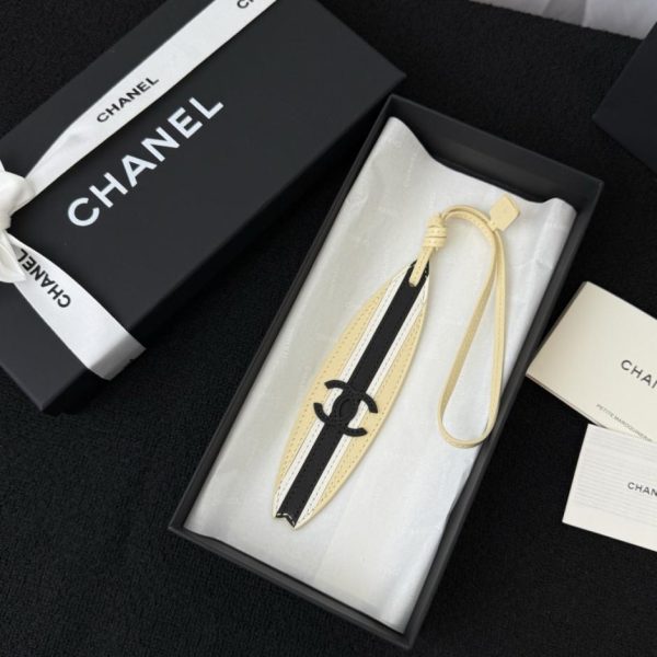 Charm Chanel in pelle a forma di tavola da surf con classico logo a doppia C (NA6MO9)