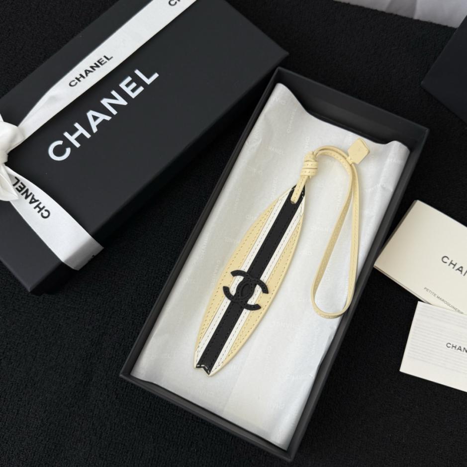repliche,replica,perfette,siti di,affidabili,migliori siti,dove comprare,1:1,scarpe da ginnastica Charm Chanel in pelle a forma di tavola da surf con classico logo a doppia C (NA6MO9)