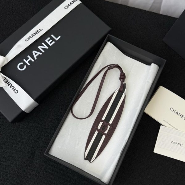 Charm Chanel in pelle a forma di tavola da surf con classico logo a doppia C (T6C31I)