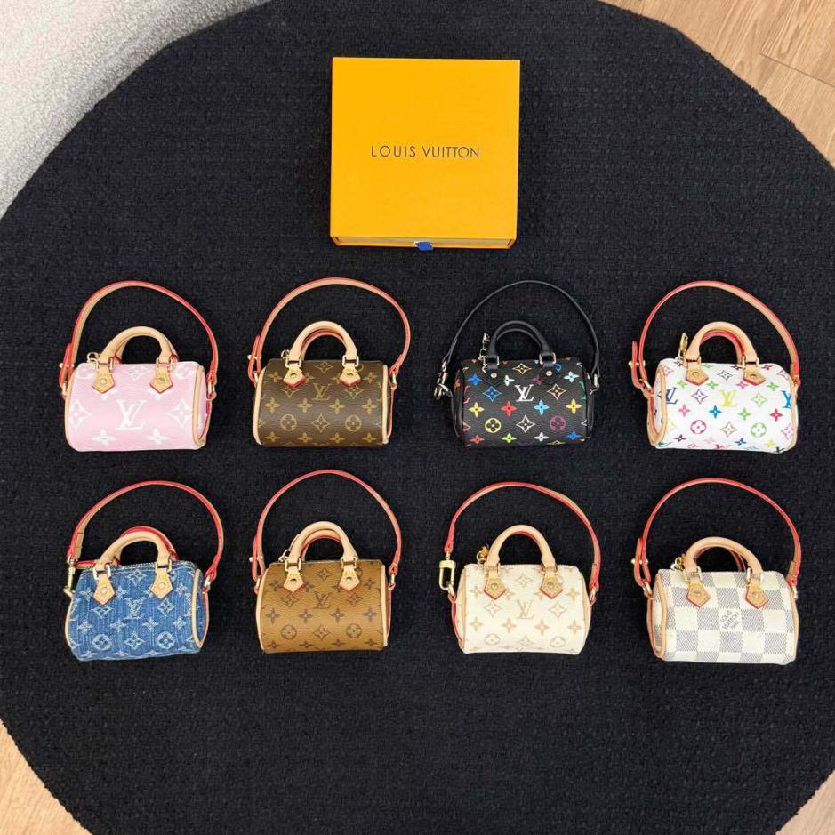 repliche,replica,perfette,siti di,affidabili,migliori siti,dove comprare,1:1,scarpe da ginnastica Nuova borsa LV con ciondolo a forma di cuscino, accessorio Speedmonogram, M01882(Y9XBGQ)