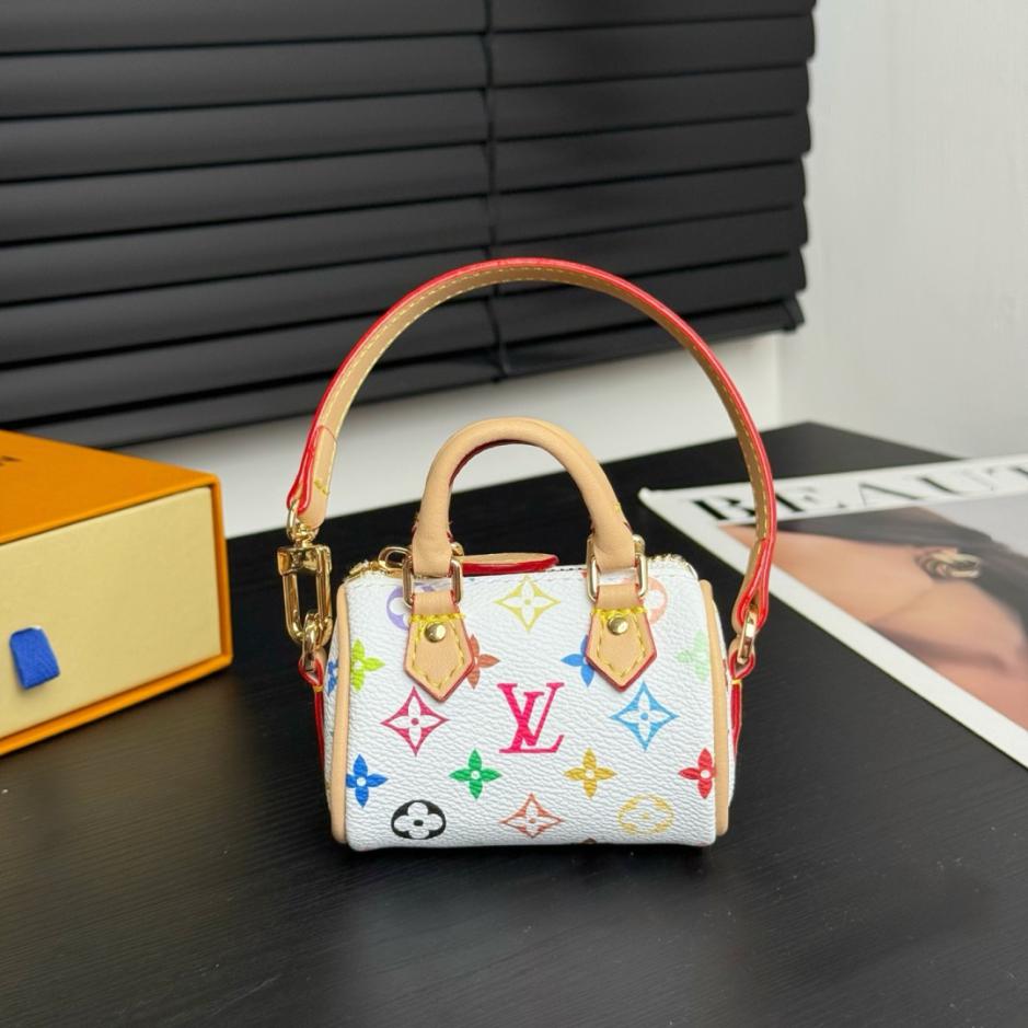 repliche,replica,perfette,siti di,affidabili,migliori siti,dove comprare,1:1,scarpe da ginnastica Nuova versione del ciondolo a forma di cuscino per borsa LV (AC99R9)